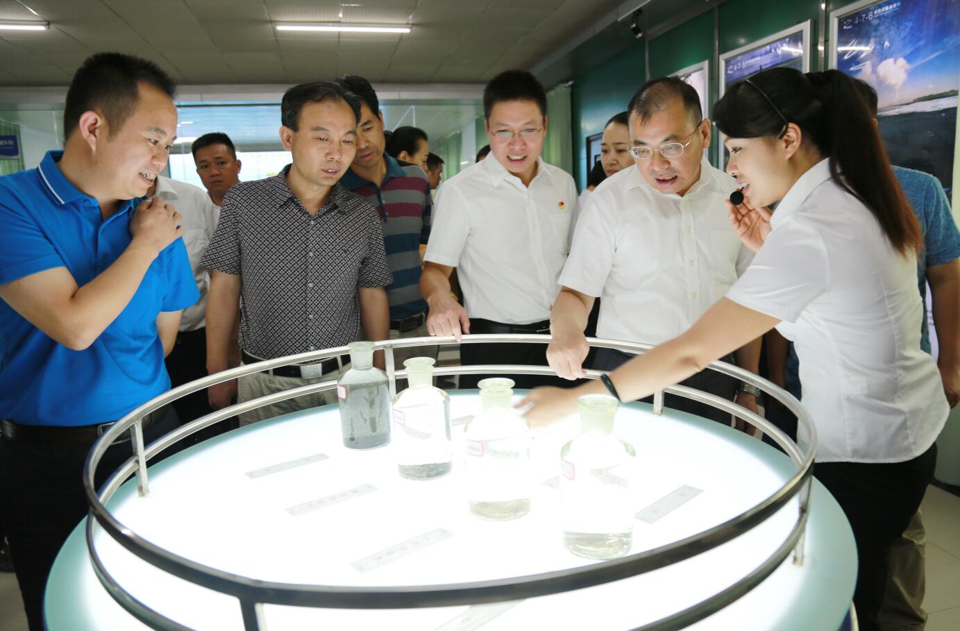 2016年9月，時任湖南省懷化市委常委、組織部部長，現(xiàn)任郴州市市委常委、組織部部長江波蒞臨公司視察.JPG