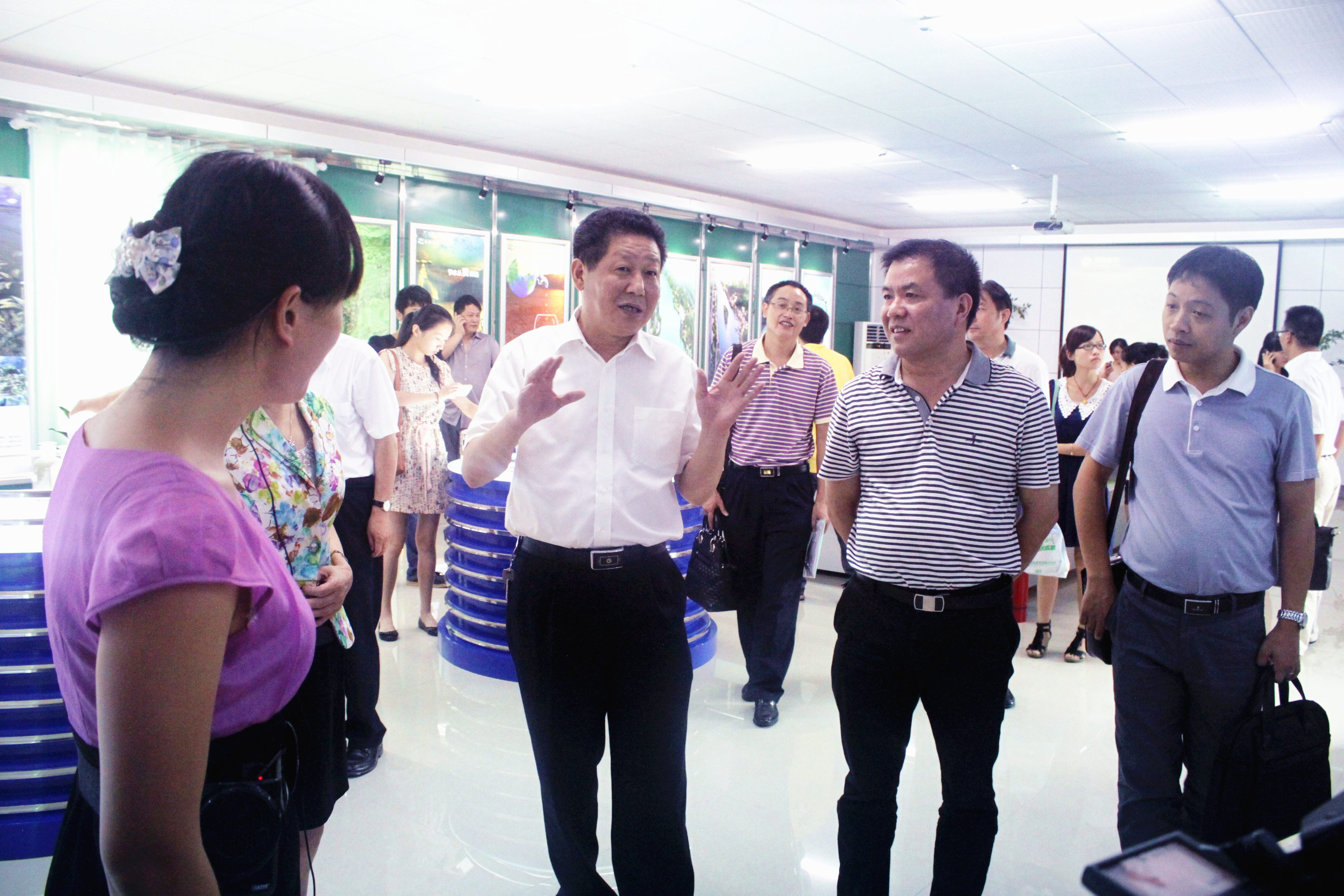2012年8月，省委宣傳部紀檢組長肖君華在時任市委常委，宣傳部部長錢德喜的帶領下蒞臨公司視察.JPG