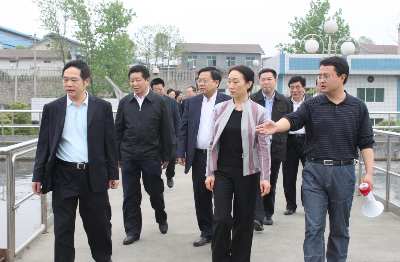 2011年4月，省政協(xié)主席，時任省委常委、統(tǒng)戰(zhàn)部部長李薇薇來公司視察.JPG
